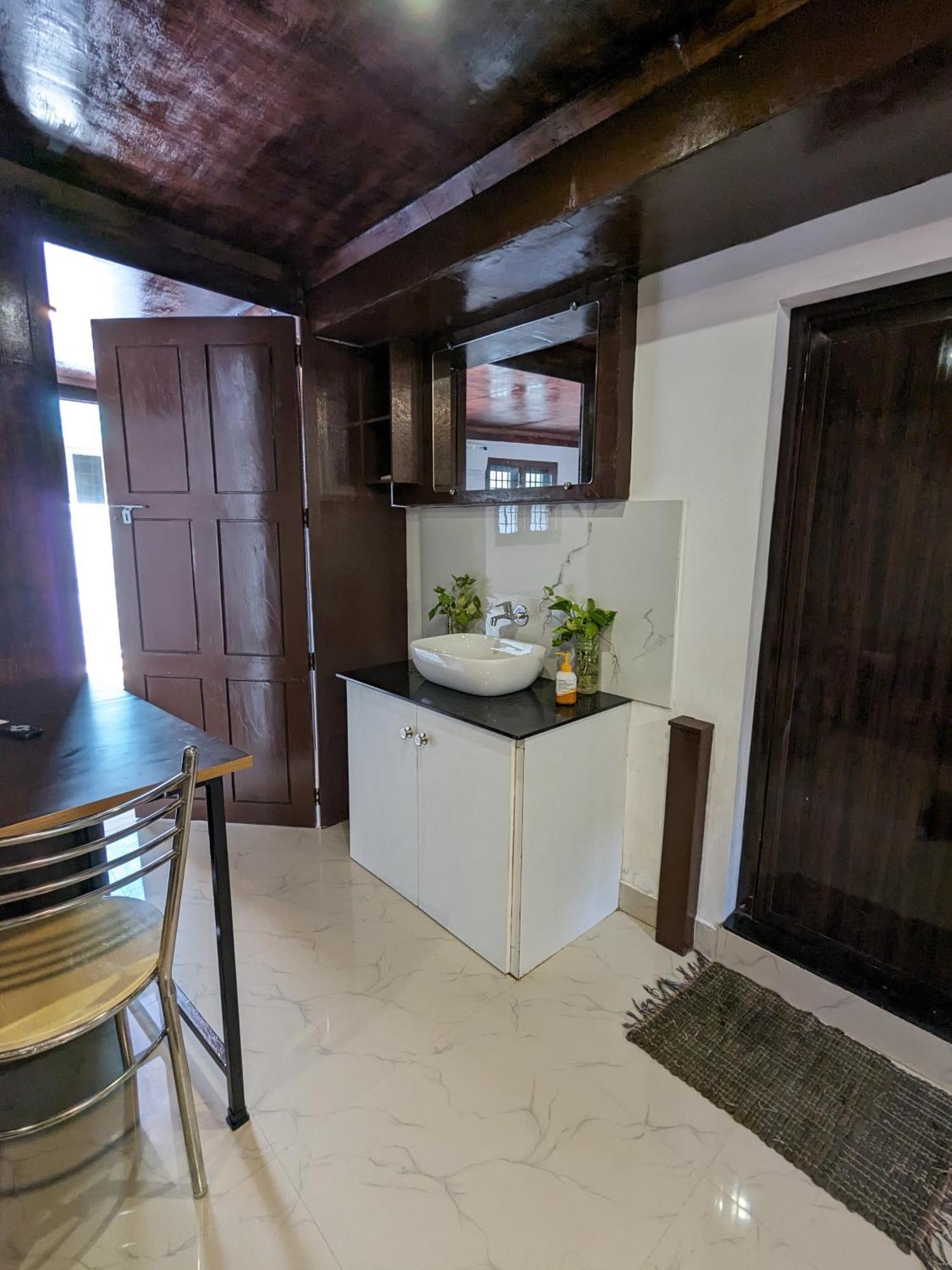 Budget Home Kochi Exterior photo