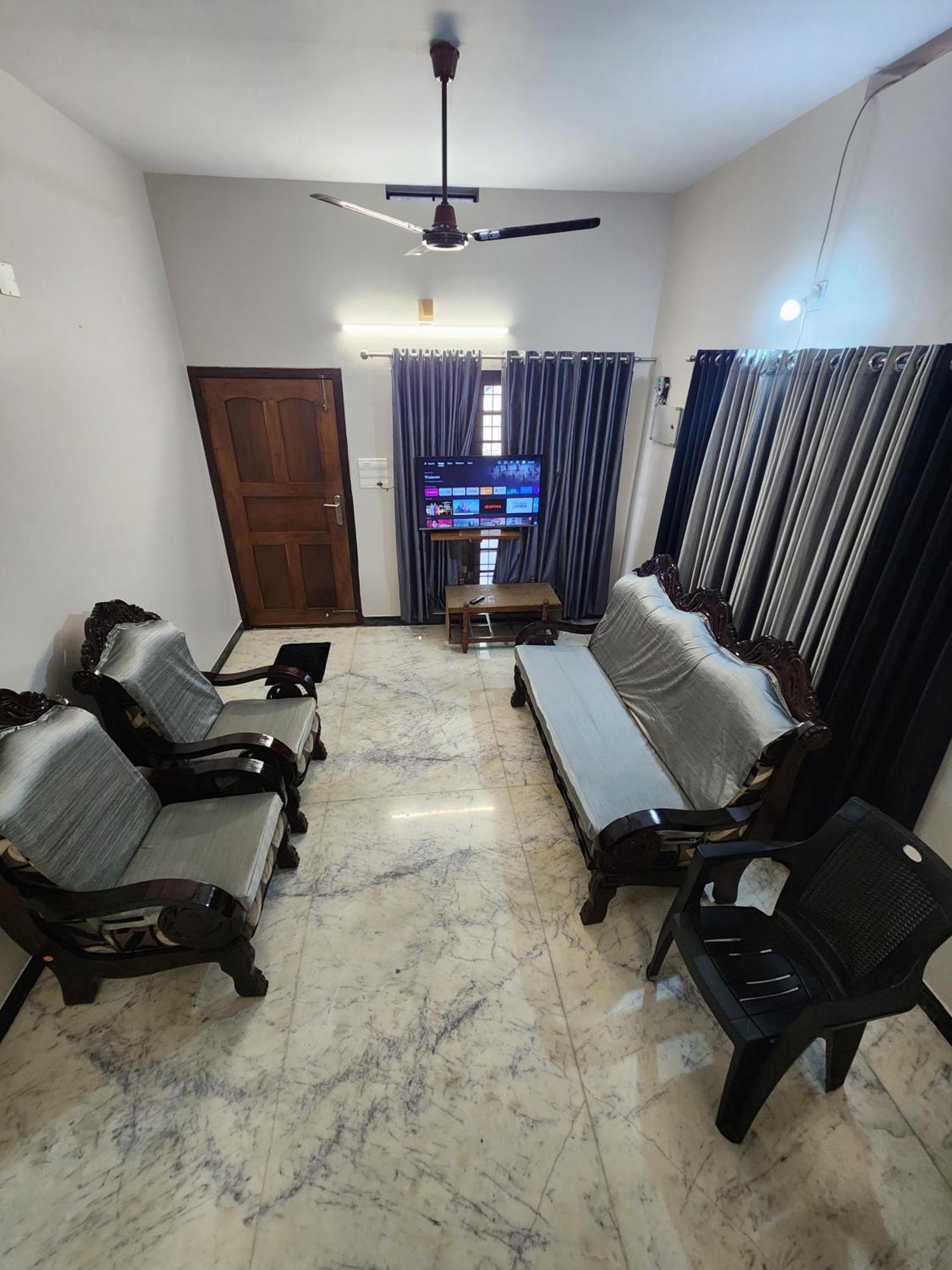 Budget Home Kochi Exterior photo